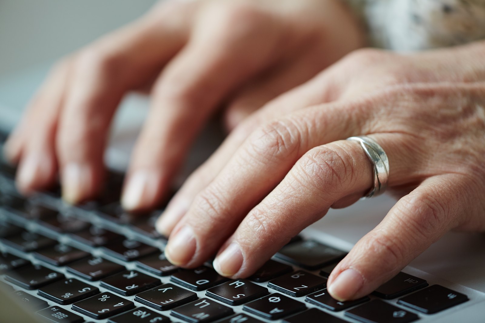 Mains utilisant un clavier d'ordinateur
