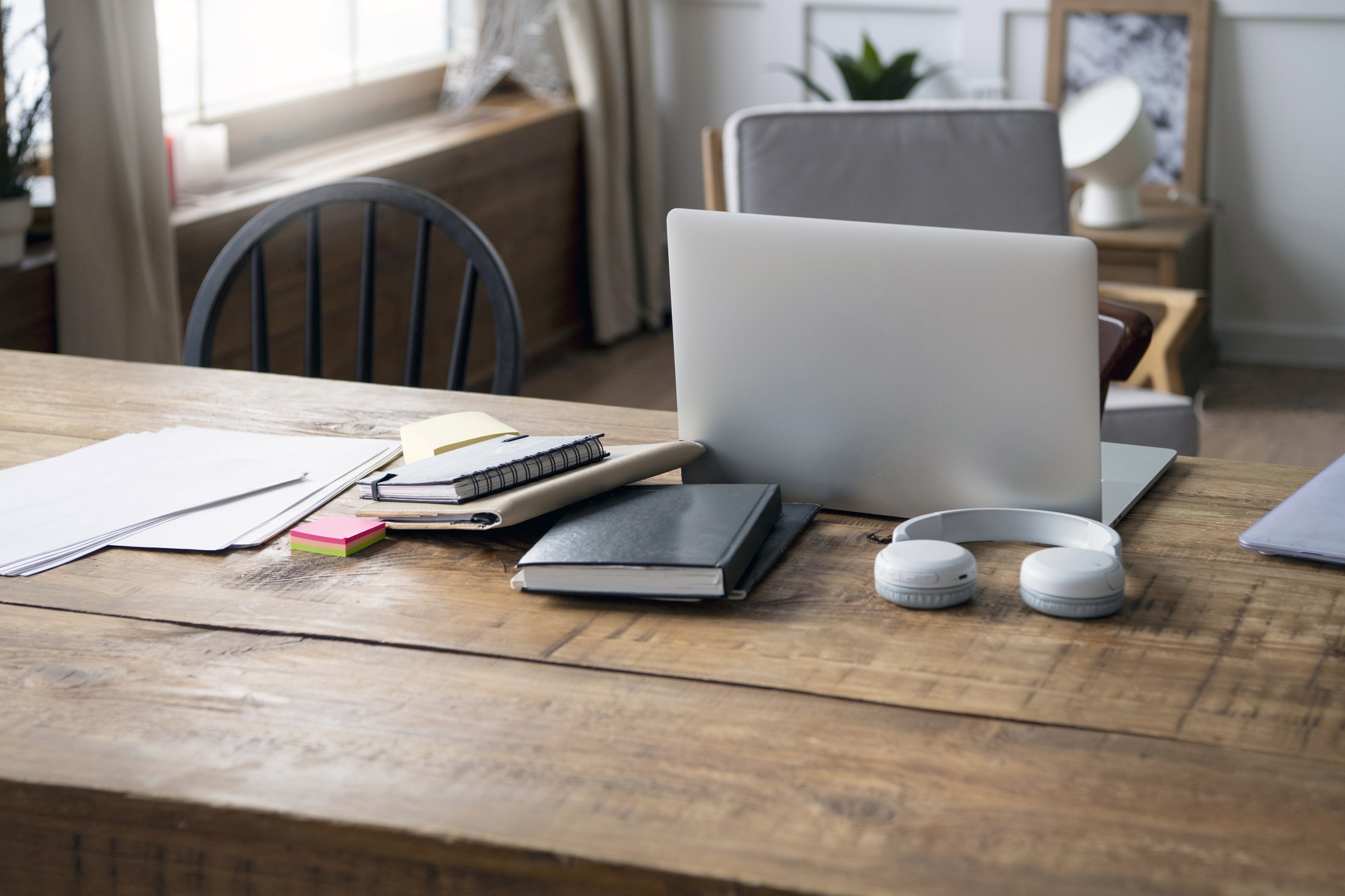 Bureau avec ordinateur portable, carnets et casque
