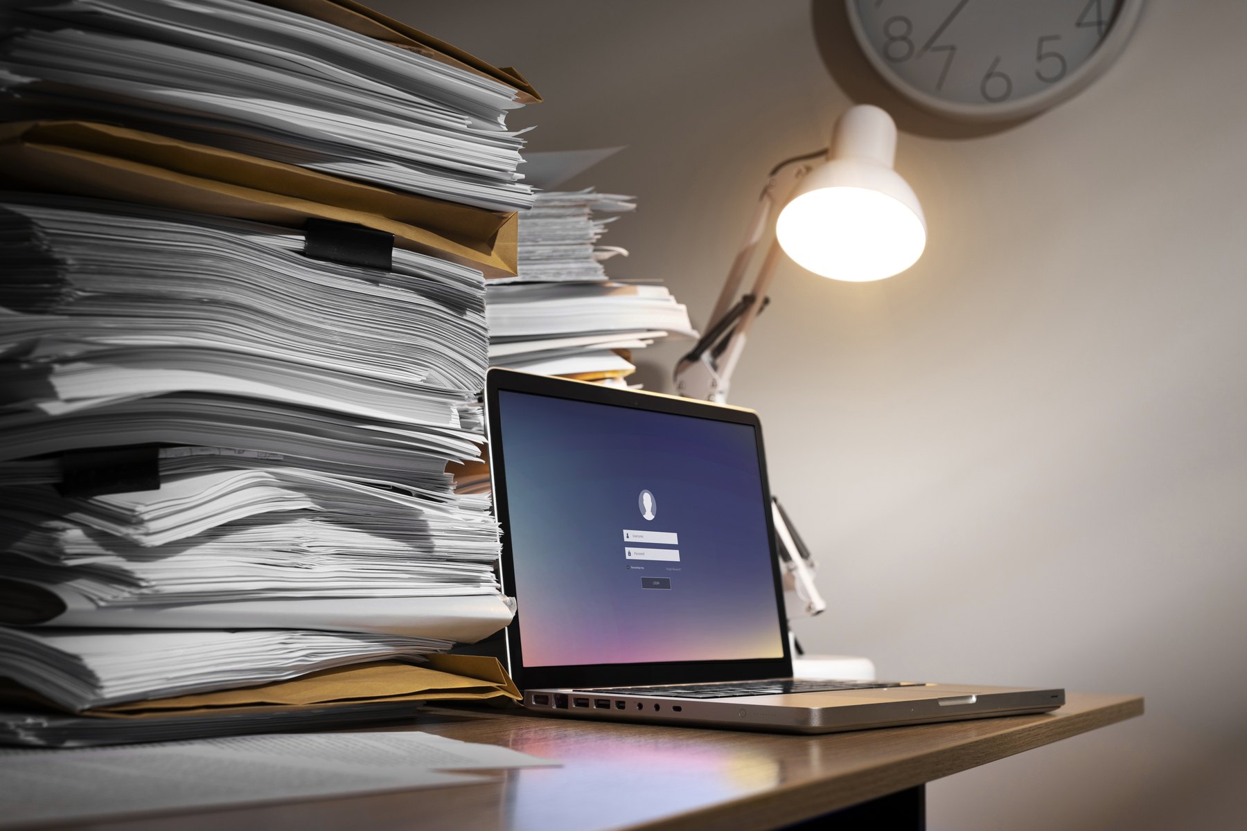 Documents administratifs et ordinateur portable